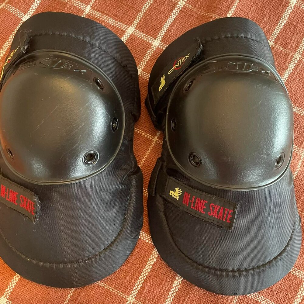2/20 CINTEX IN-LINE KNEE PADS SIZE LARGE. PERFECT FOR GARDENING!